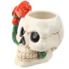 Ceramiczny kubek w kształcie czaszki z różą